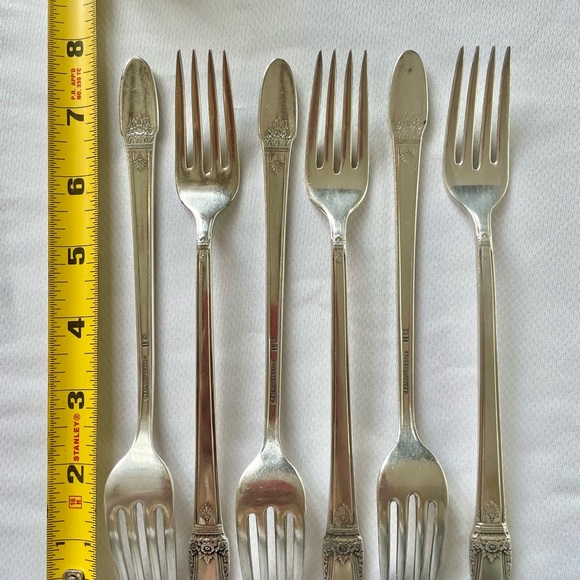 6 Piece plus Bonus Peices, 1847 Rogers Bros First Love Silverware Set. - Picture 2 of 8